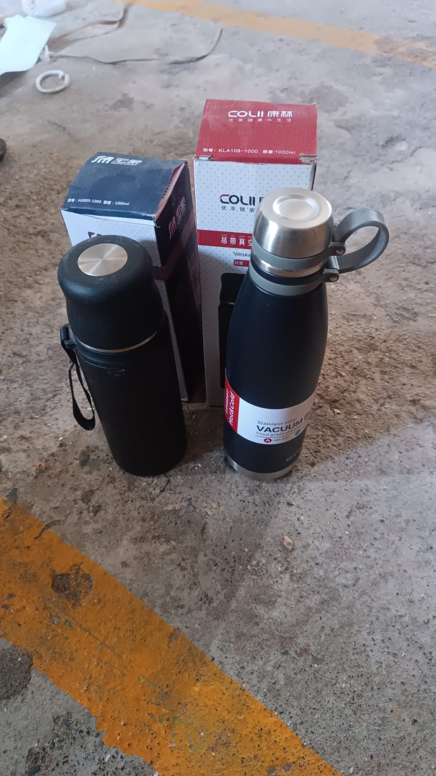 Stainless Steel Vaccum Insulation Water Bottle (1000ml Approx / Mix Design) Stainless Steel Vaccum Insulation Water Bottle (1000ml Approx / Mix Design)